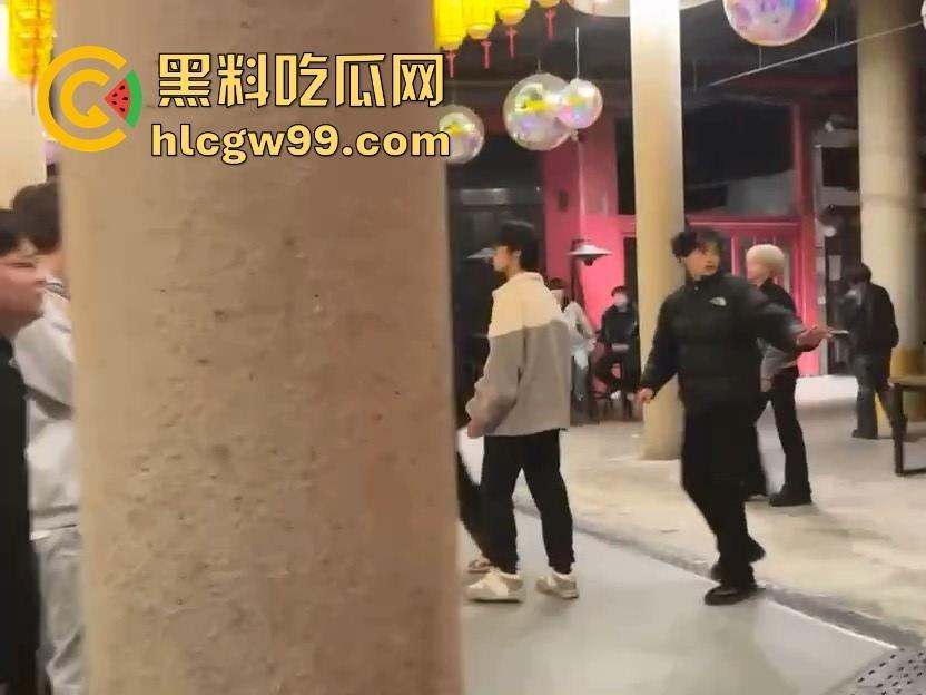 新生代rapper厂牌之争?上海【found158】酒吧潮男酒后群殴,一群微喇裤连帽卫衣,脏辫哥直接躺地上了。 第8张 新生代rapper厂牌之争?上海【found158】酒吧潮男酒后群殴,一群微喇裤连帽卫衣,脏辫哥直接躺地上了。 第8张