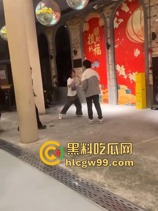 新生代rapper厂牌之争?上海【found158】酒吧潮男酒后群殴,一群微喇裤连帽卫衣,脏辫哥直接躺地上了。 第9张 新生代rapper厂牌之争?上海【found158】酒吧潮男酒后群殴,一群微喇裤连帽卫衣,脏辫哥直接躺地上了。 第9张