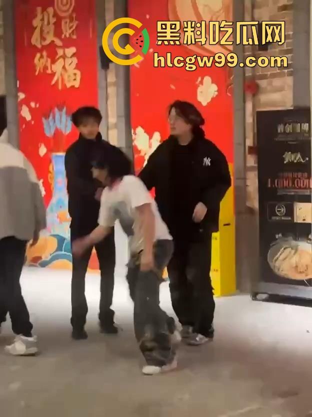 新生代rapper厂牌之争?上海【found158】酒吧潮男酒后群殴,一群微喇裤连帽卫衣,脏辫哥直接躺地上了。 第10张 新生代rapper厂牌之争?上海【found158】酒吧潮男酒后群殴,一群微喇裤连帽卫衣,脏辫哥直接躺地上了。 第10张