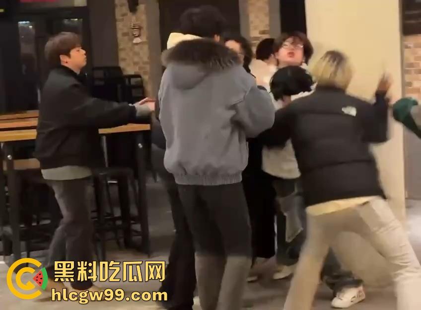 新生代rapper厂牌之争?上海【found158】酒吧潮男酒后群殴,一群微喇裤连帽卫衣,脏辫哥直接躺地上了。 第11张 新生代rapper厂牌之争?上海【found158】酒吧潮男酒后群殴,一群微喇裤连帽卫衣,脏辫哥直接躺地上了。 第11张