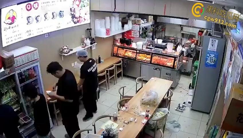 小情侣二人店内躲雨，甩桌面垃圾给客人，被店员请出情绪失控，打骂店员态度嚣张，监控视频流出 ！  第1张