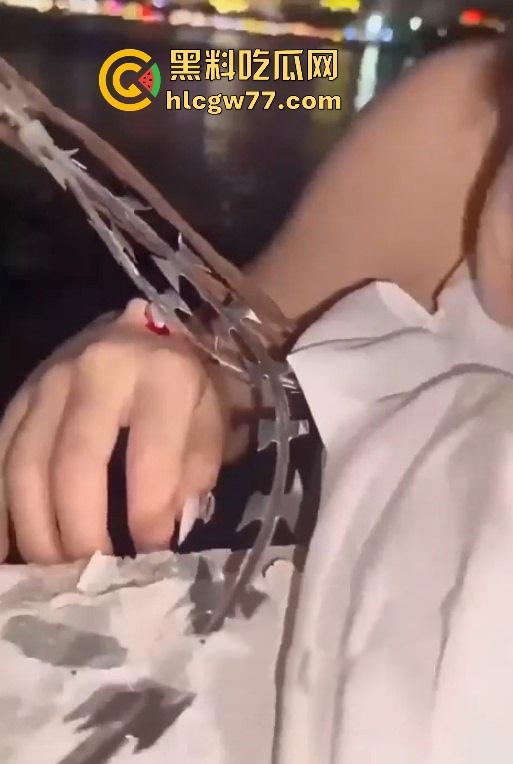 一对男女在三亚打野战翻墙出事了 女子被铁丝网钩住 消防救援到场 真是笑不活了! 第5张 一对男女在三亚打野战翻墙出事了 女子被铁丝网钩住 消防救援到场 真是笑不活了! 第5张