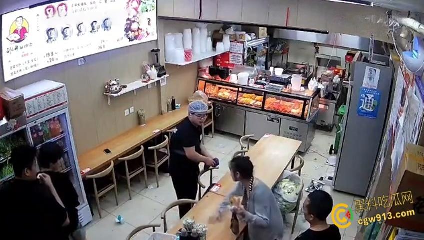 小情侣二人店内躲雨，甩桌面垃圾给客人，被店员请出情绪失控，打骂店员态度嚣张，监控视频流出 ！  第3张