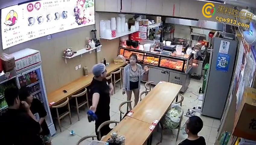 小情侣二人店内躲雨，甩桌面垃圾给客人，被店员请出情绪失控，打骂店员态度嚣张，监控视频流出 ！  第4张