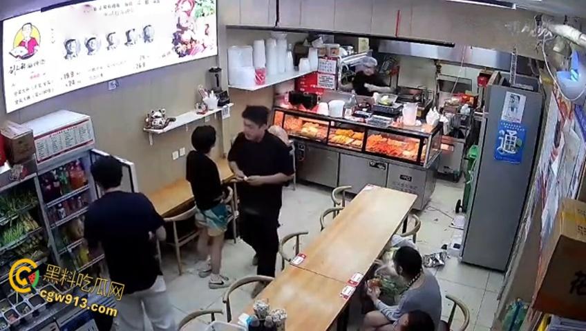 小情侣二人店内躲雨，甩桌面垃圾给客人，被店员请出情绪失控，打骂店员态度嚣张，监控视频流出 ！  第5张