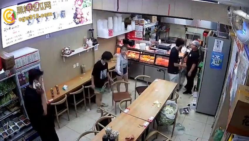 小情侣二人店内躲雨，甩桌面垃圾给客人，被店员请出情绪失控，打骂店员态度嚣张，监控视频流出 ！  第7张
