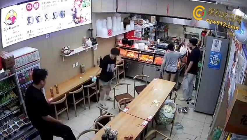 小情侣二人店内躲雨，甩桌面垃圾给客人，被店员请出情绪失控，打骂店员态度嚣张，监控视频流出 ！  第8张