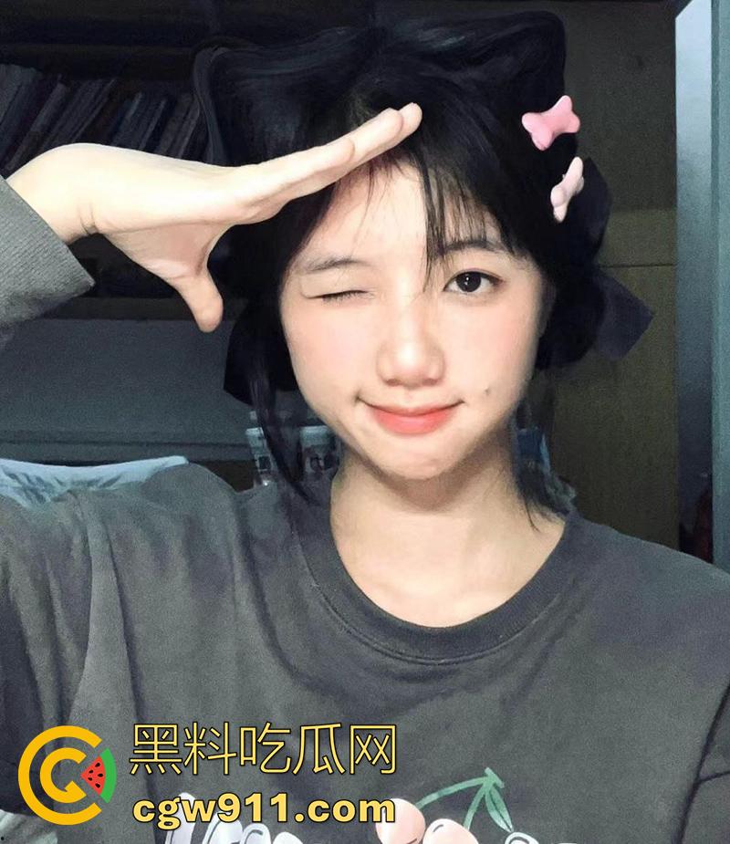 山东职业学院校花美少女【张芊芊】，极品身材学生妹，被后入内射享受快感，宿舍自摸骚叫好痒，勾引金主爸爸！  第1张