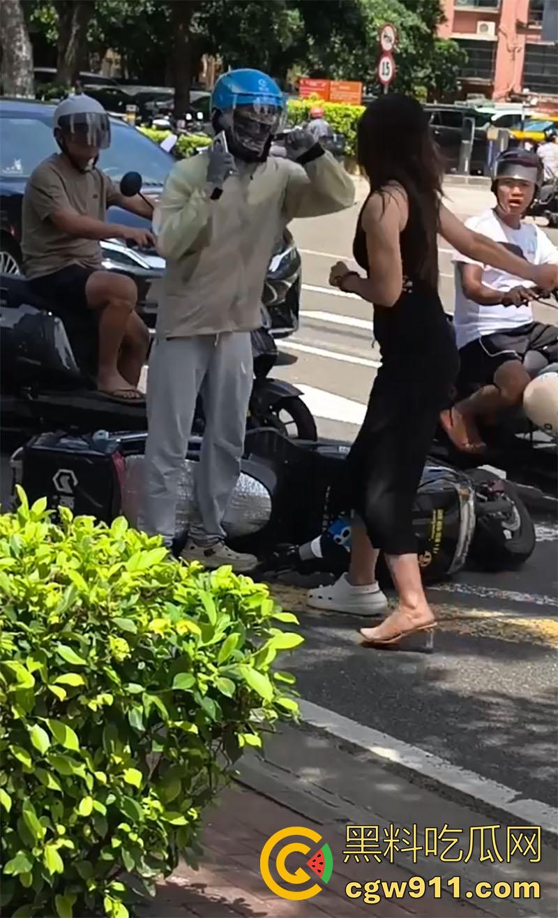 海口小仙女司机,和外卖小哥打架,当场撒泼别车后,还先动手打人,后面还摇人了,女司机最后被警察拷走。 第2张 海口小仙女司机,和外卖小哥打架,当场撒泼别车后,还先动手打人,后面还摇人了,女司机最后被警察拷走。 第2张