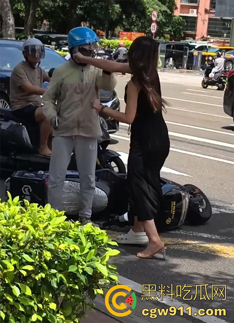 海口小仙女司机,和外卖小哥打架,当场撒泼别车后,还先动手打人,后面还摇人了,女司机最后被警察拷走。 第3张 海口小仙女司机,和外卖小哥打架,当场撒泼别车后,还先动手打人,后面还摇人了,女司机最后被警察拷走。 第3张