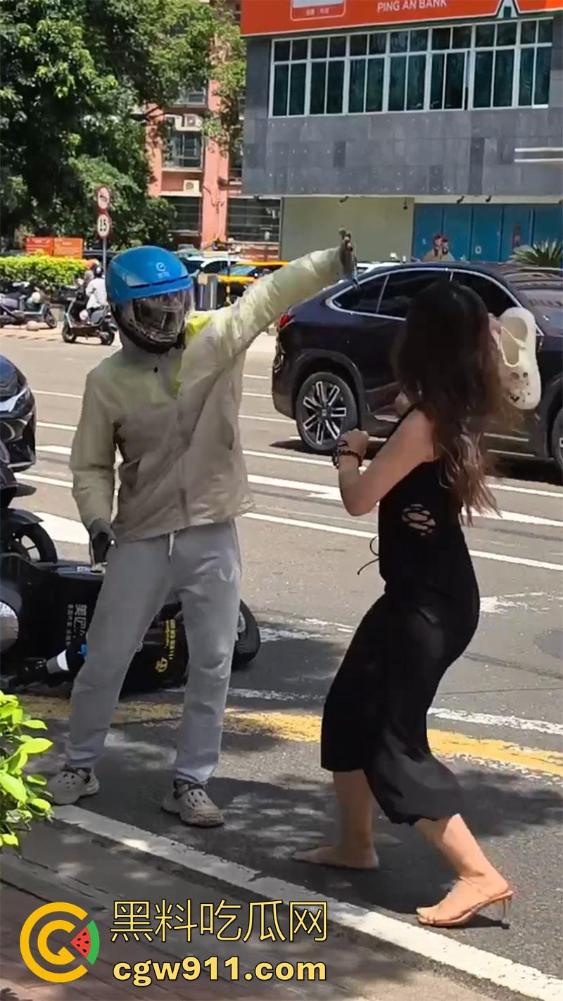 海口小仙女司机,和外卖小哥打架,当场撒泼别车后,还先动手打人,后面还摇人了,女司机最后被警察拷走。 第6张 海口小仙女司机,和外卖小哥打架,当场撒泼别车后,还先动手打人,后面还摇人了,女司机最后被警察拷走。 第6张