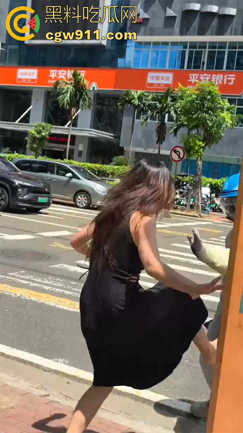 海口小仙女司机,和外卖小哥打架,当场撒泼别车后,还先动手打人,后面还摇人了,女司机最后被警察拷走。 第7张 海口小仙女司机,和外卖小哥打架,当场撒泼别车后,还先动手打人,后面还摇人了,女司机最后被警察拷走。 第7张