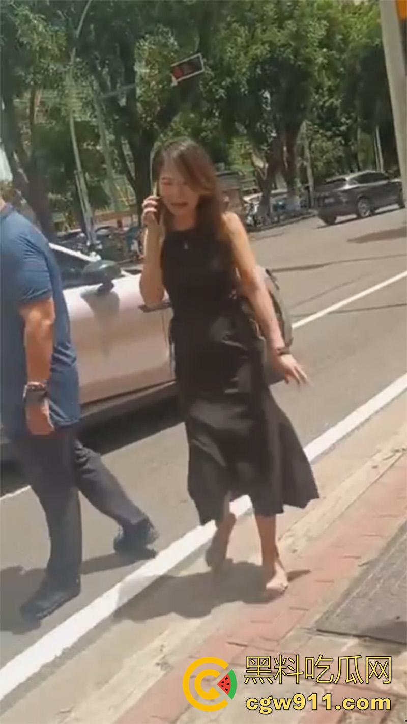 海口小仙女司机,和外卖小哥打架,当场撒泼别车后,还先动手打人,后面还摇人了,女司机最后被警察拷走。 第9张 海口小仙女司机,和外卖小哥打架,当场撒泼别车后,还先动手打人,后面还摇人了,女司机最后被警察拷走。 第9张