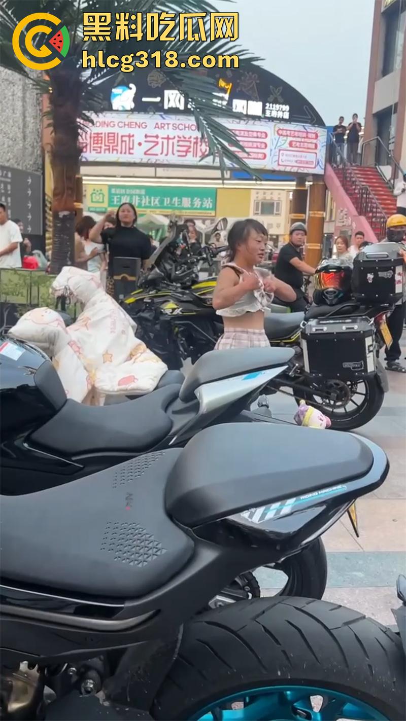 山东淄博疯批小土豆,往车主排气管塞酸辣粉,穿透明蕾丝内裤撒泼发疯,小穴都露出来了! 第2张 山东淄博疯批小土豆,往车主排气管塞酸辣粉,穿透明蕾丝内裤撒泼发疯,小穴都露出来了! 第2张