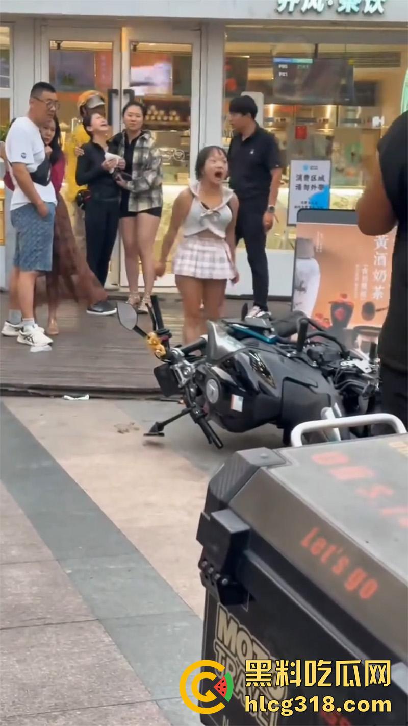 山东淄博疯批小土豆,往车主排气管塞酸辣粉,穿透明蕾丝内裤撒泼发疯,小穴都露出来了! 第3张 山东淄博疯批小土豆,往车主排气管塞酸辣粉,穿透明蕾丝内裤撒泼发疯,小穴都露出来了! 第3张