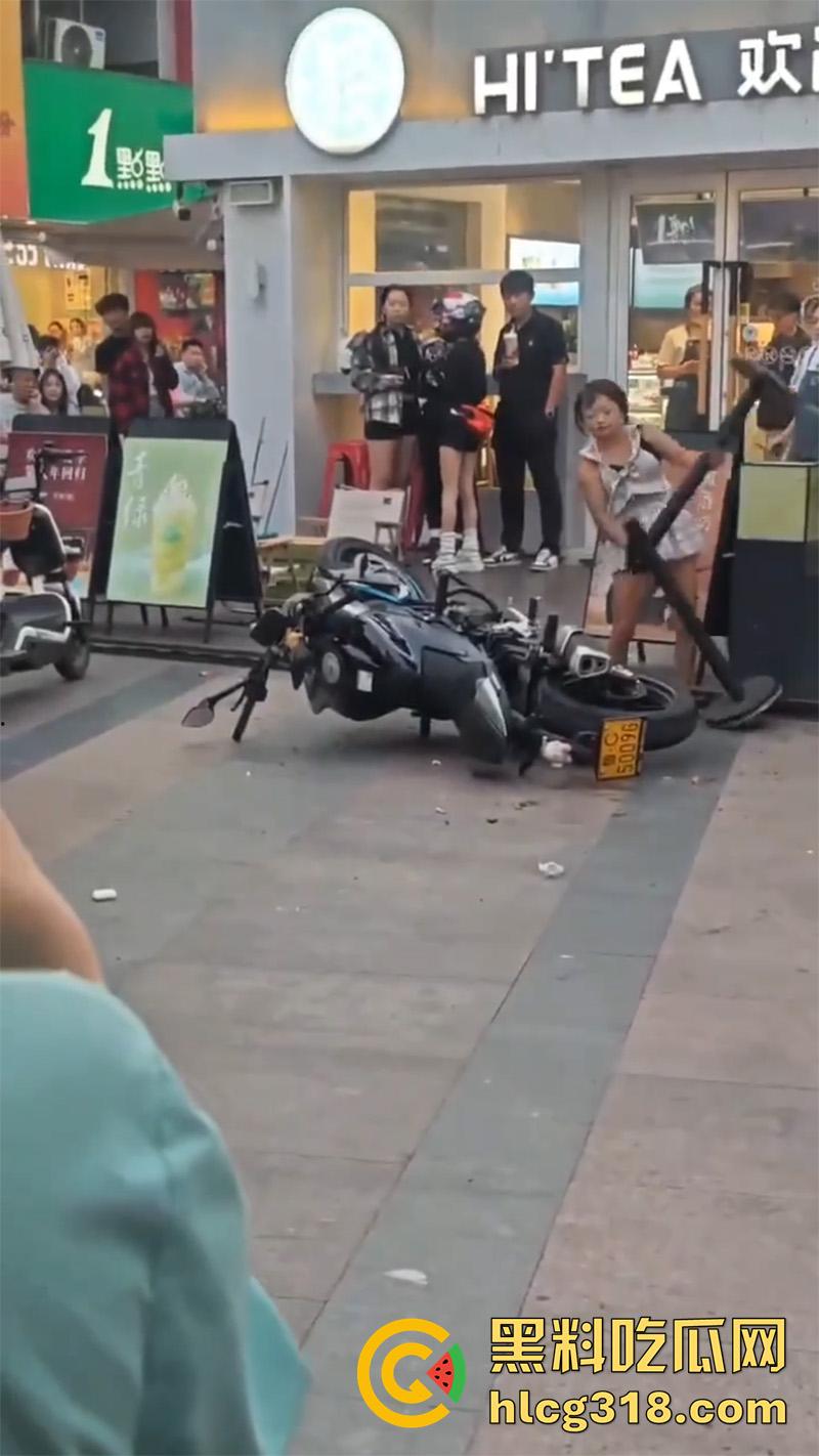 山东淄博疯批小土豆,往车主排气管塞酸辣粉,穿透明蕾丝内裤撒泼发疯,小穴都露出来了! 第4张 山东淄博疯批小土豆,往车主排气管塞酸辣粉,穿透明蕾丝内裤撒泼发疯,小穴都露出来了! 第4张