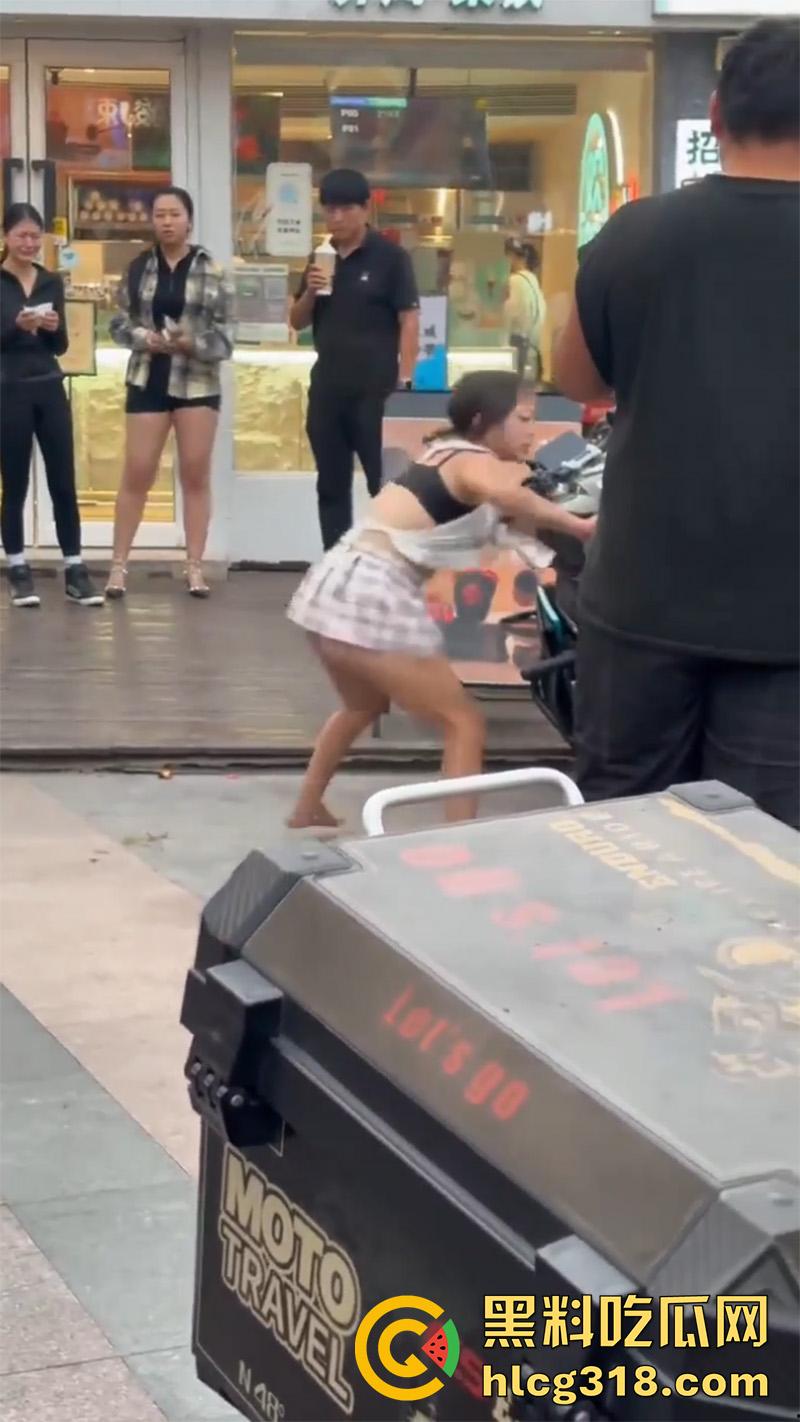 山东淄博疯批小土豆,往车主排气管塞酸辣粉,穿透明蕾丝内裤撒泼发疯,小穴都露出来了! 第5张 山东淄博疯批小土豆,往车主排气管塞酸辣粉,穿透明蕾丝内裤撒泼发疯,小穴都露出来了! 第5张