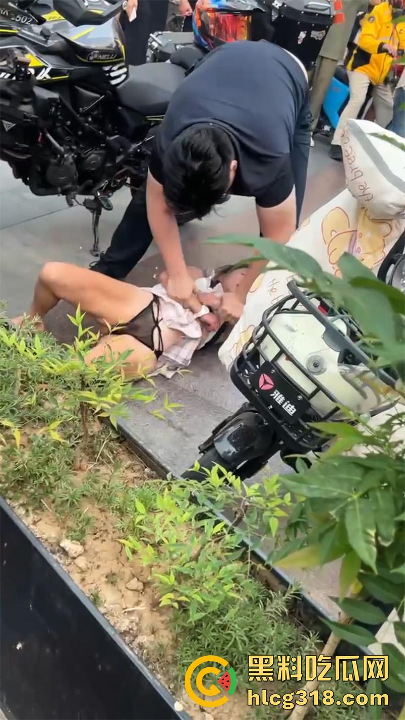 山东淄博疯批小土豆,往车主排气管塞酸辣粉,穿透明蕾丝内裤撒泼发疯,小穴都露出来了! 第8张 山东淄博疯批小土豆,往车主排气管塞酸辣粉,穿透明蕾丝内裤撒泼发疯,小穴都露出来了! 第8张