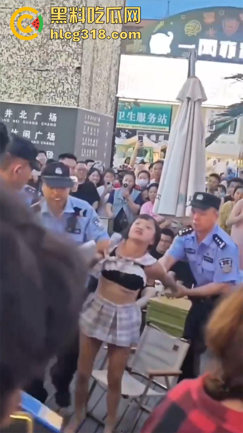 山东淄博疯批小土豆，往车主排气管塞酸辣粉，穿透明蕾丝内裤撒泼发疯，小穴都露出来了！  第9张