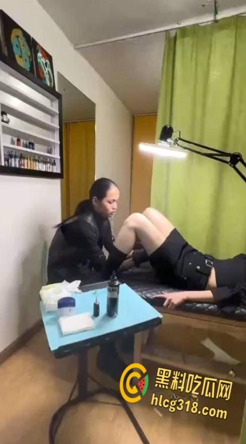 嫩逼纹身店潮喷合集,三位小姐姐潮喷狂飙地板变水池,水量惊人纹身师被喷射倒地! 第1张 嫩逼纹身店潮喷合集,三位小姐姐潮喷狂飙地板变水池,水量惊人纹身师被喷射倒地! 第1张