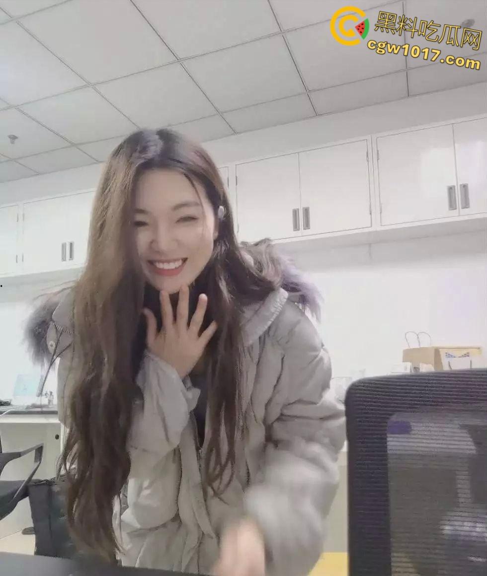 湖北贸易公司新员工【邓婉清】,刚毕业的大学生,与公司老板偷情,一顿口交舌舔搞得老板兽欲大发! 第3张 湖北贸易公司新员工【邓婉清】,刚毕业的大学生,与公司老板偷情,一顿口交舌舔搞得老板兽欲大发! 第3张