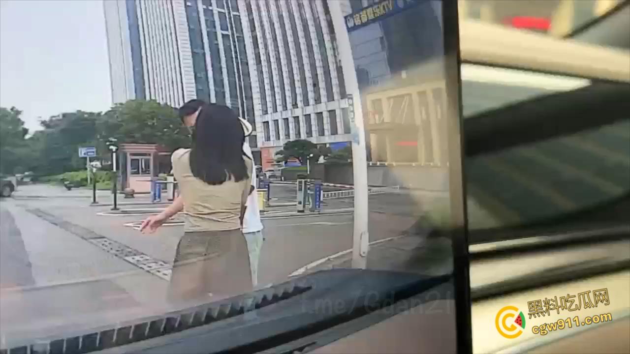 新能源汽车监控画面,小仙女一生气就开始脱衣服,男朋友不要阻拦啊,这是想自己出丑还是丢男友的脸呢 ? 第1张 新能源汽车监控画面,小仙女一生气就开始脱衣服,男朋友不要阻拦啊,这是想自己出丑还是丢男友的脸呢 ? 第1张