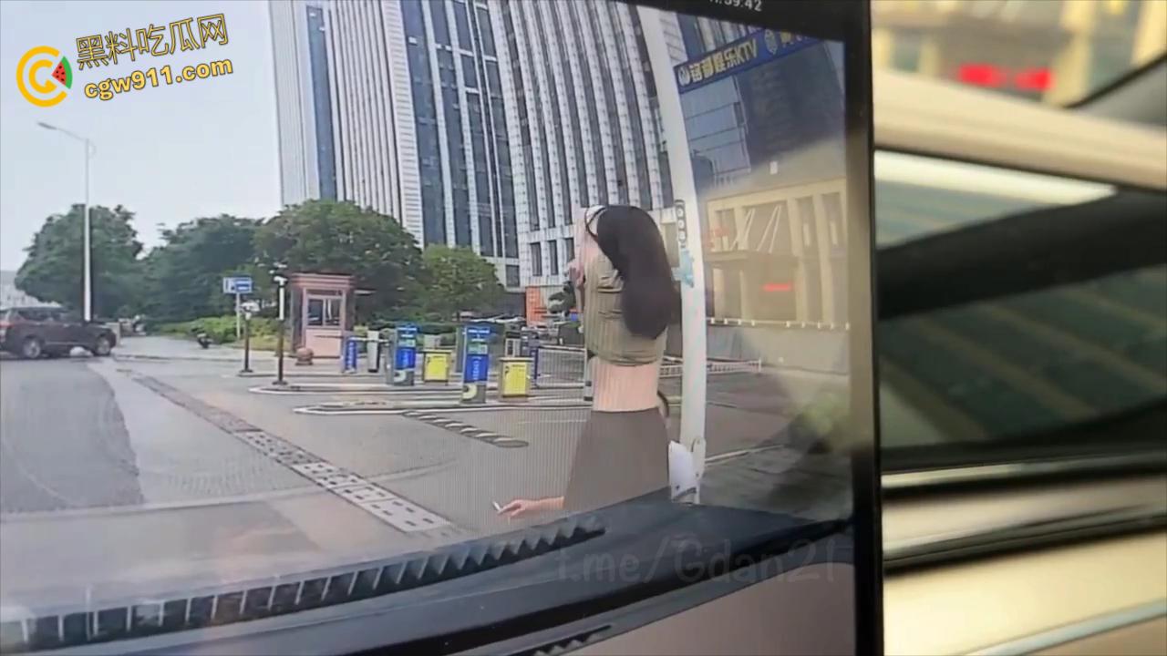 新能源汽车监控画面,小仙女一生气就开始脱衣服,男朋友不要阻拦啊,这是想自己出丑还是丢男友的脸呢 ? 第2张 新能源汽车监控画面,小仙女一生气就开始脱衣服,男朋友不要阻拦啊,这是想自己出丑还是丢男友的脸呢 ? 第2张