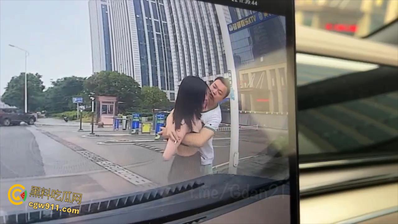 新能源汽车监控画面,小仙女一生气就开始脱衣服,男朋友不要阻拦啊,这是想自己出丑还是丢男友的脸呢 ? 第3张 新能源汽车监控画面,小仙女一生气就开始脱衣服,男朋友不要阻拦啊,这是想自己出丑还是丢男友的脸呢 ? 第3张