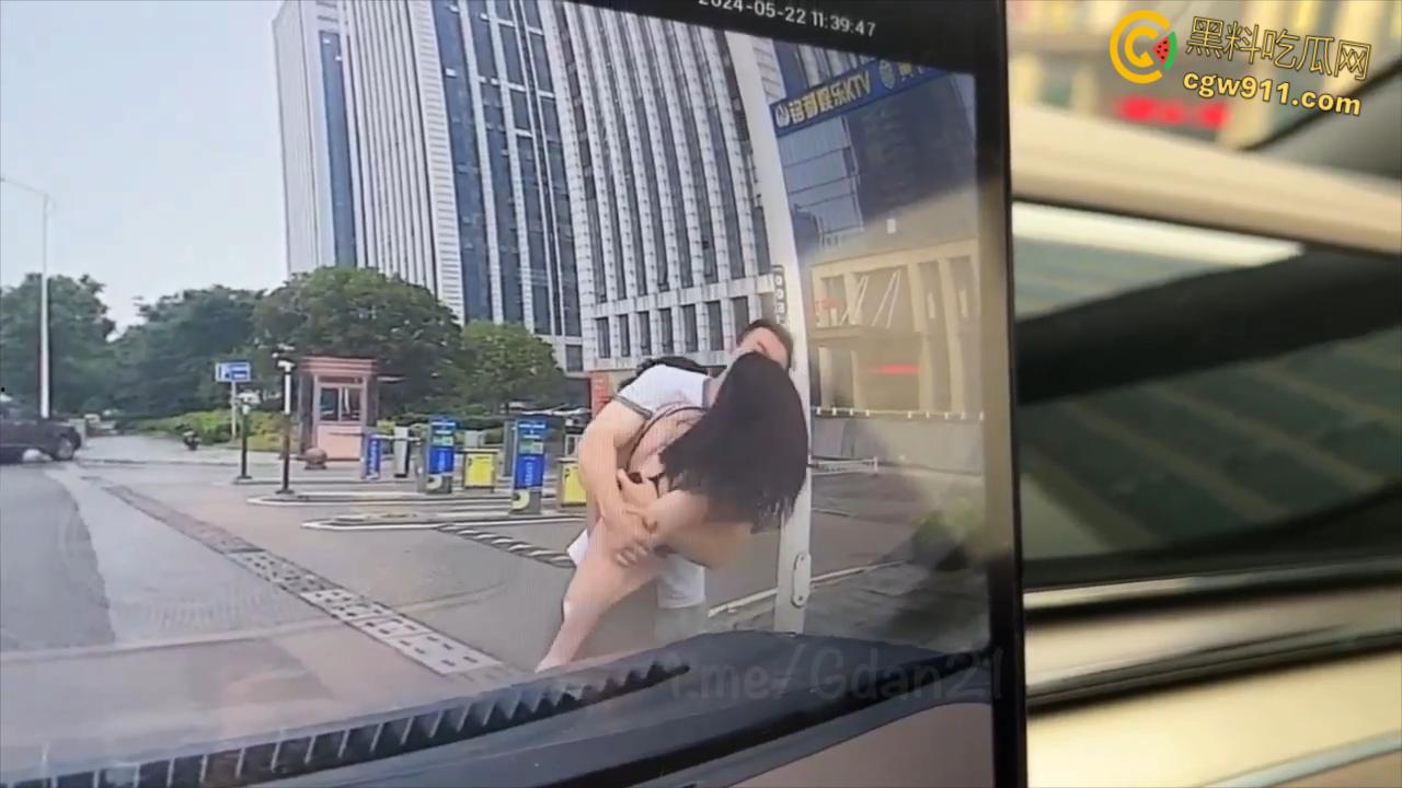 新能源汽车监控画面,小仙女一生气就开始脱衣服,男朋友不要阻拦啊,这是想自己出丑还是丢男友的脸呢 ? 第4张 新能源汽车监控画面,小仙女一生气就开始脱衣服,男朋友不要阻拦啊,这是想自己出丑还是丢男友的脸呢 ? 第4张