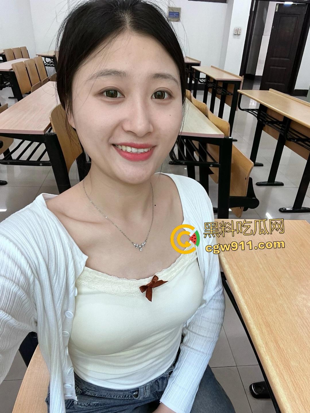 少妇和小三树林偷情，女上位坐鸡巴，蚊子叮肥臀痒成高潮，骚逼全是包！  第1张