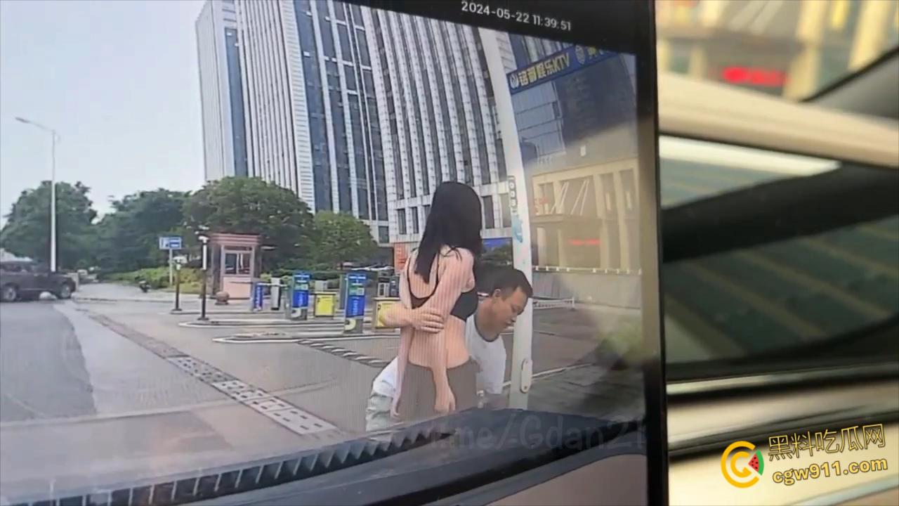 新能源汽车监控画面,小仙女一生气就开始脱衣服,男朋友不要阻拦啊,这是想自己出丑还是丢男友的脸呢 ? 第5张 新能源汽车监控画面,小仙女一生气就开始脱衣服,男朋友不要阻拦啊,这是想自己出丑还是丢男友的脸呢 ? 第5张