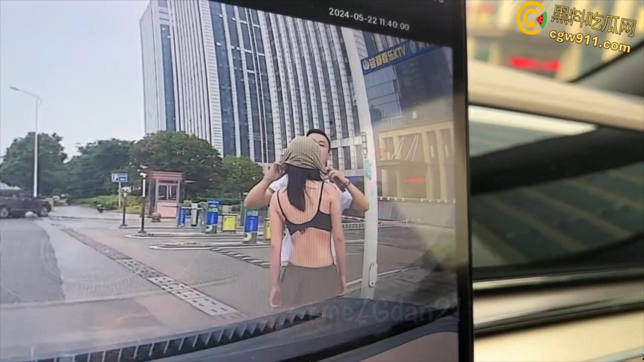 新能源汽车监控画面,小仙女一生气就开始脱衣服,男朋友不要阻拦啊,这是想自己出丑还是丢男友的脸呢 ? 第6张 新能源汽车监控画面,小仙女一生气就开始脱衣服,男朋友不要阻拦啊,这是想自己出丑还是丢男友的脸呢 ? 第6张