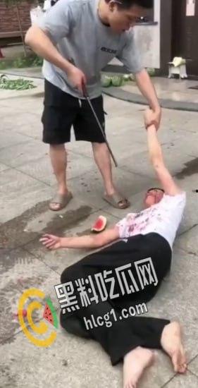 畜生行为！浙江海宁市周王庙镇 畜生孙子为了一个西瓜爆打奶奶 把奶奶打到浑身是血 倒地不起  第3张