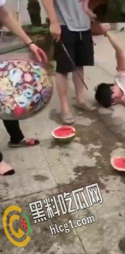 畜生行为！浙江海宁市周王庙镇 畜生孙子为了一个西瓜爆打奶奶 把奶奶打到浑身是血 倒地不起  第4张