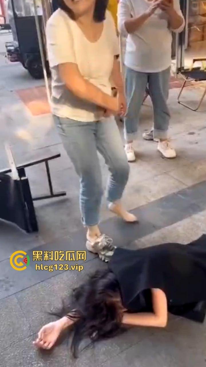 拳头硬了！河南漯河一怀孕女子打砸店铺 持刀行凶  怀了个太子吗？这么牛逼？现场撒泼视频看怒了 第3张