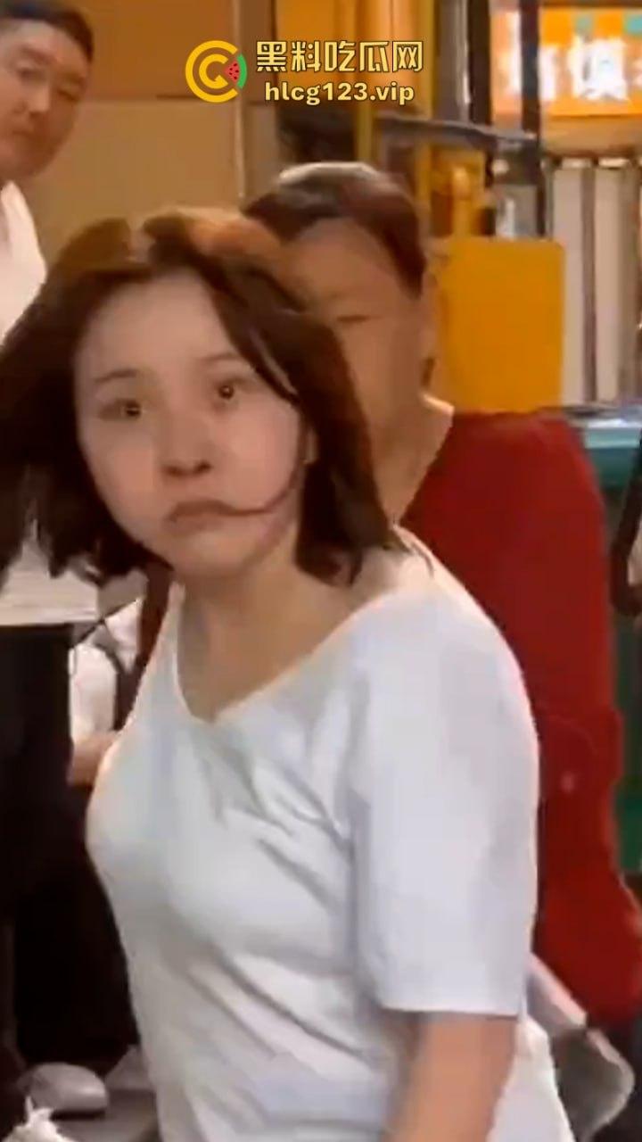 拳头硬了！河南漯河一怀孕女子打砸店铺 持刀行凶  怀了个太子吗？这么牛逼？现场撒泼视频看怒了 第5张