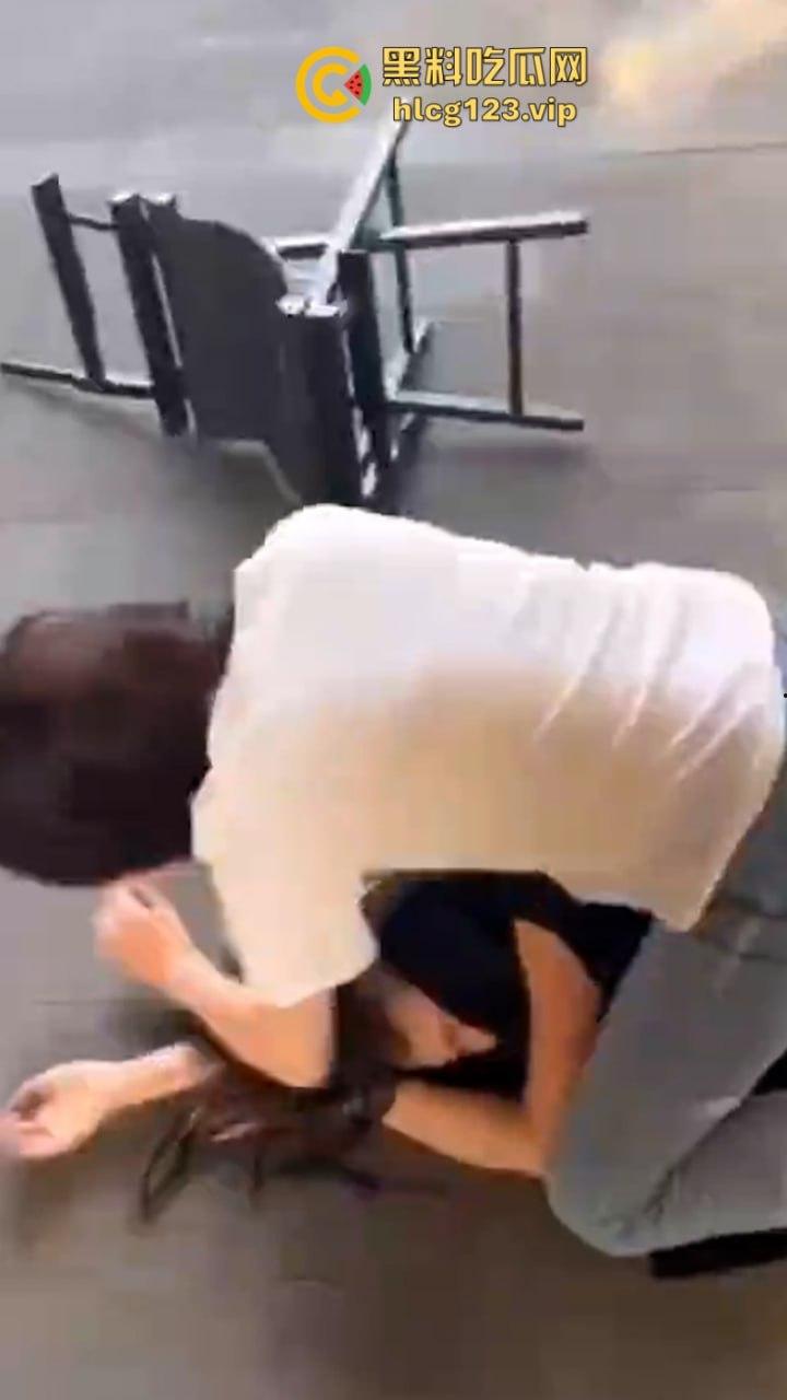 拳头硬了！河南漯河一怀孕女子打砸店铺 持刀行凶  怀了个太子吗？这么牛逼？现场撒泼视频看怒了 第7张