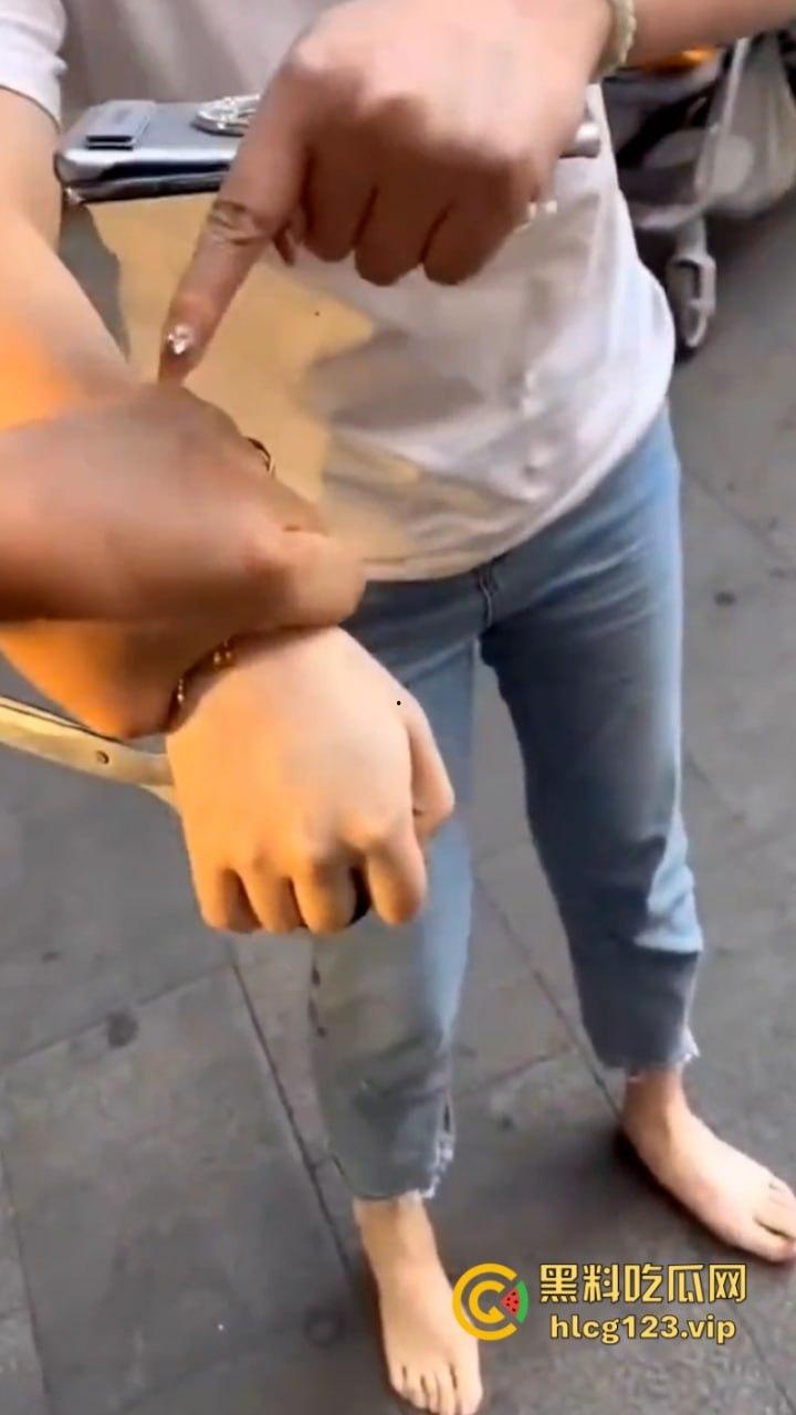 拳头硬了！河南漯河一怀孕女子打砸店铺 持刀行凶  怀了个太子吗？这么牛逼？现场撒泼视频看怒了 第10张