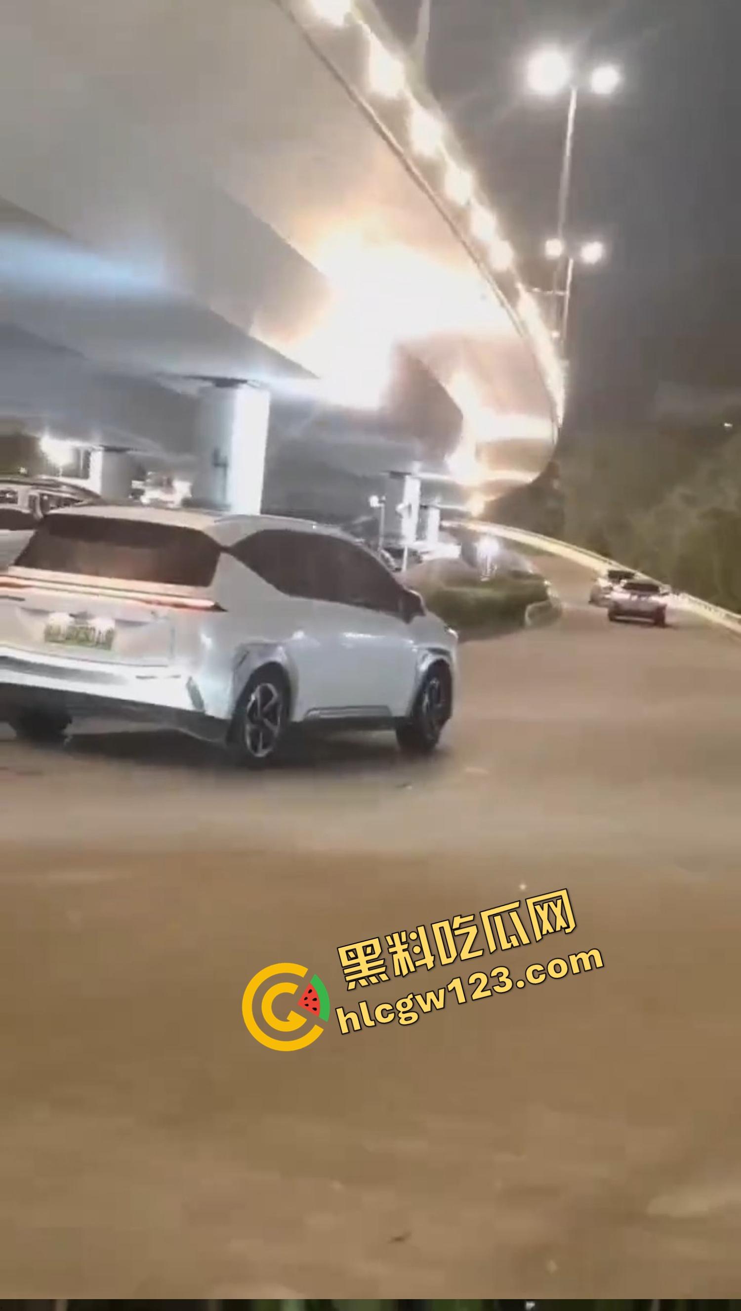 海南海口宝马车拖行小猫致死，群众当街怒吼追车，司机被围送派出所,这是碾压良知！  第4张