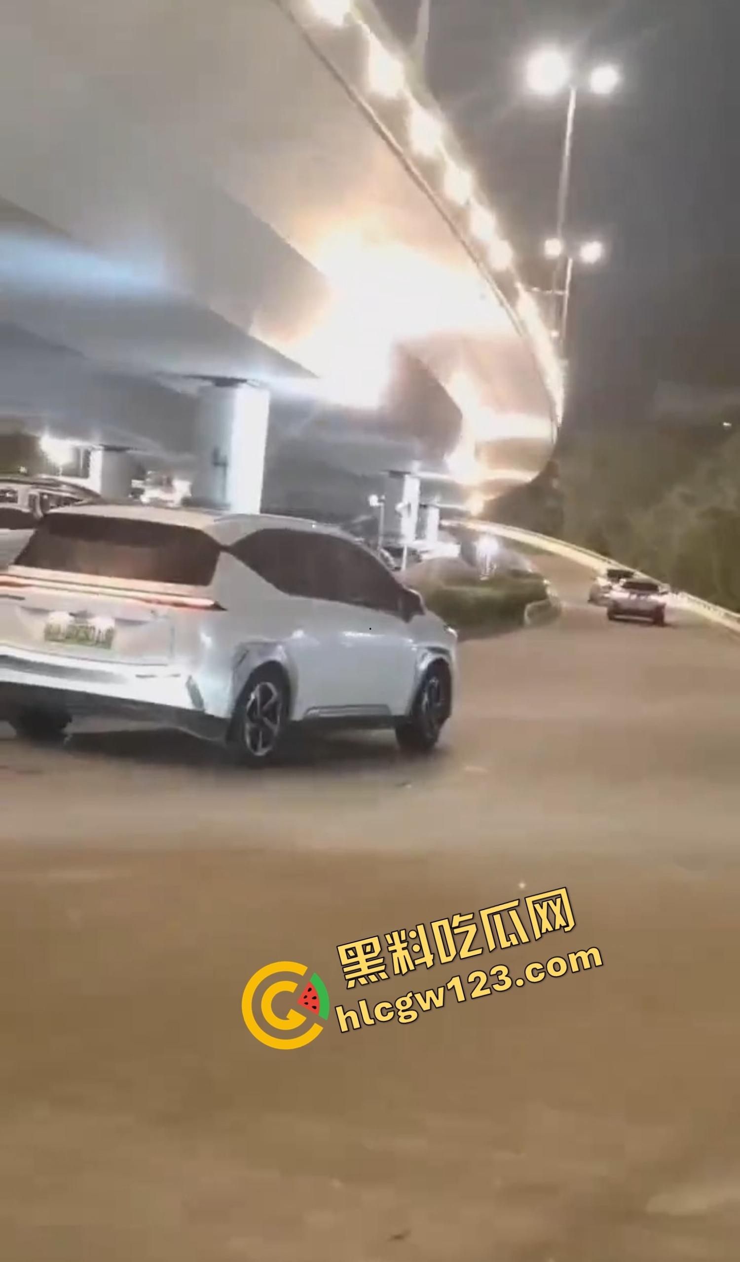 海南海口宝马车拖行小猫致死，群众当街怒吼追车，司机被围送派出所,这是碾压良知！  第5张