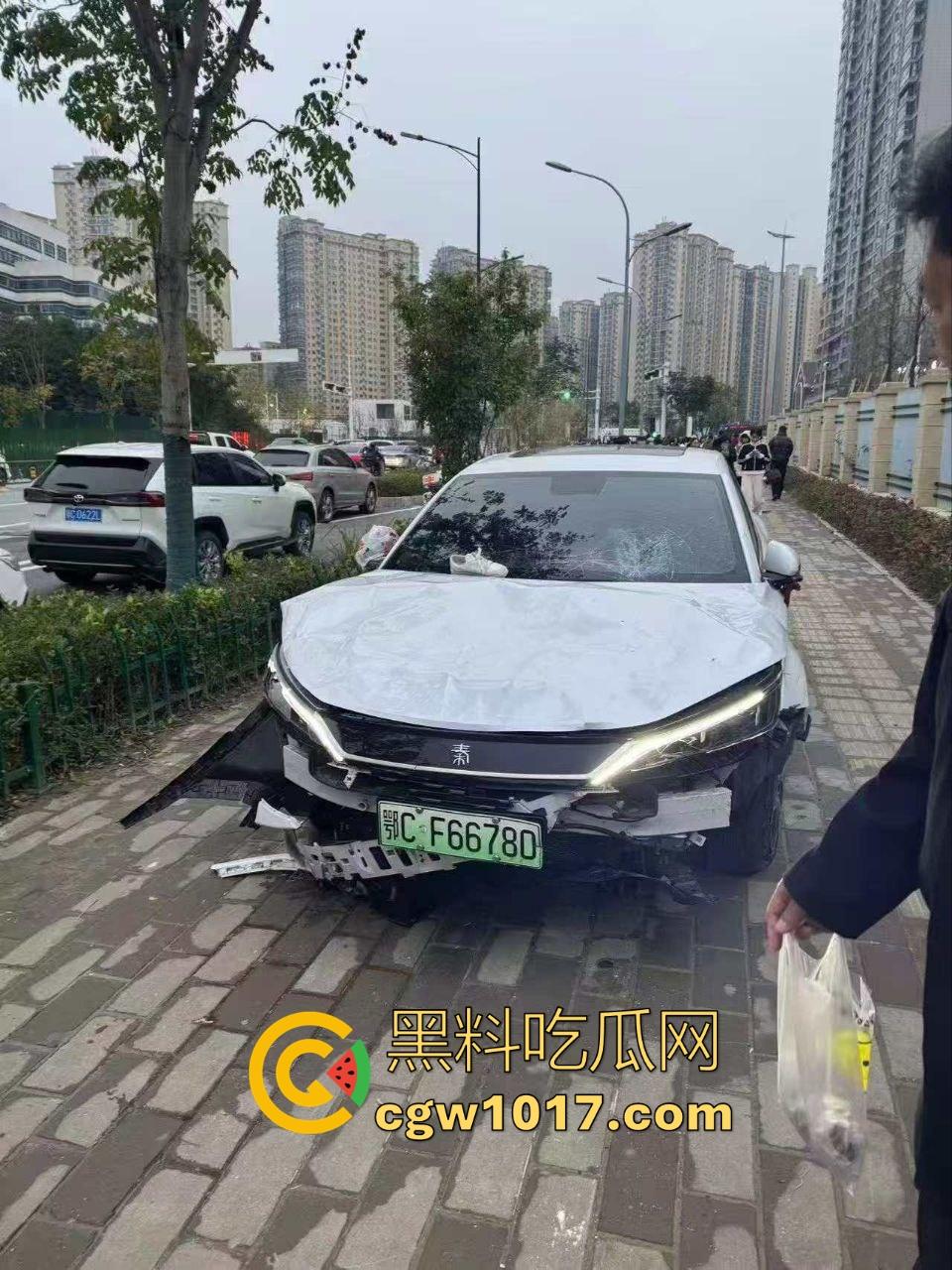 湖北十堰重庆路十几个学生被撞,学生在人行道上直接撞上来,现场伤亡惨重,又来个报复社会的,戾气真重! 第5张 湖北十堰重庆路十几个学生被撞,学生在人行道上直接撞上来,现场伤亡惨重,又来个报复社会的,戾气真重! 第5张