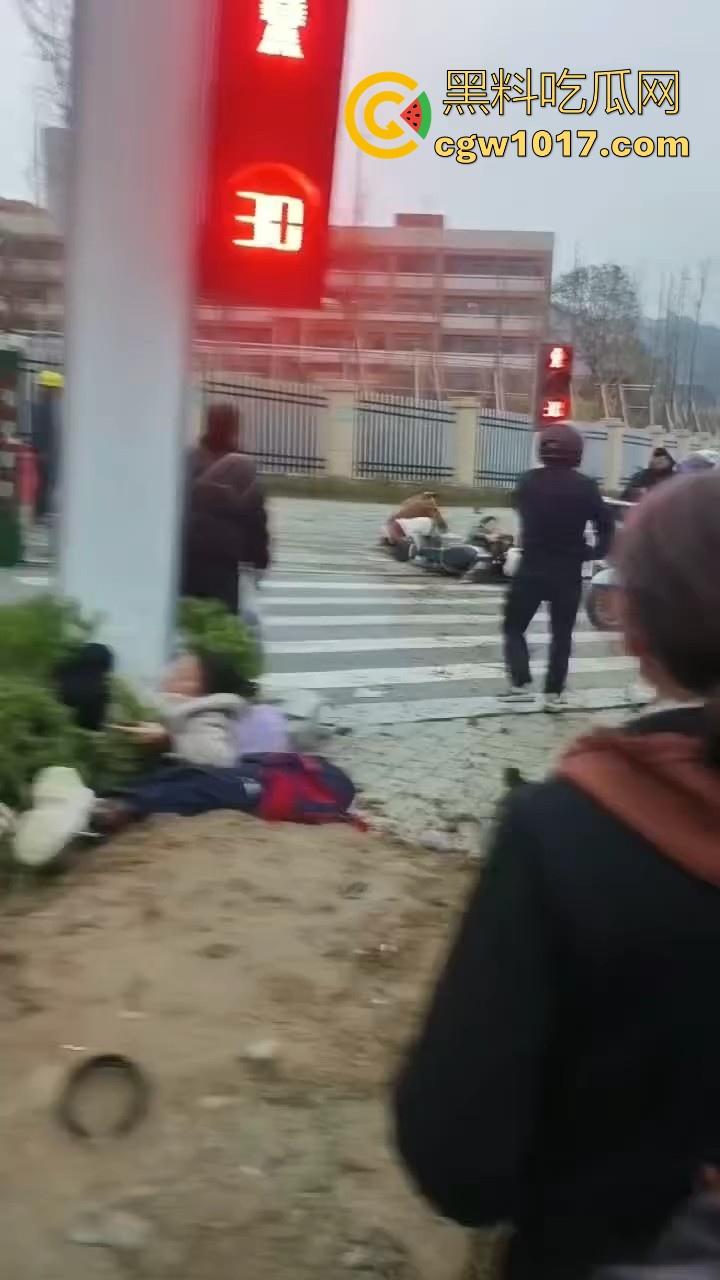 湖北十堰重庆路十几个学生被撞,学生在人行道上直接撞上来,现场伤亡惨重,又来个报复社会的,戾气真重! 第6张 湖北十堰重庆路十几个学生被撞,学生在人行道上直接撞上来,现场伤亡惨重,又来个报复社会的,戾气真重! 第6张