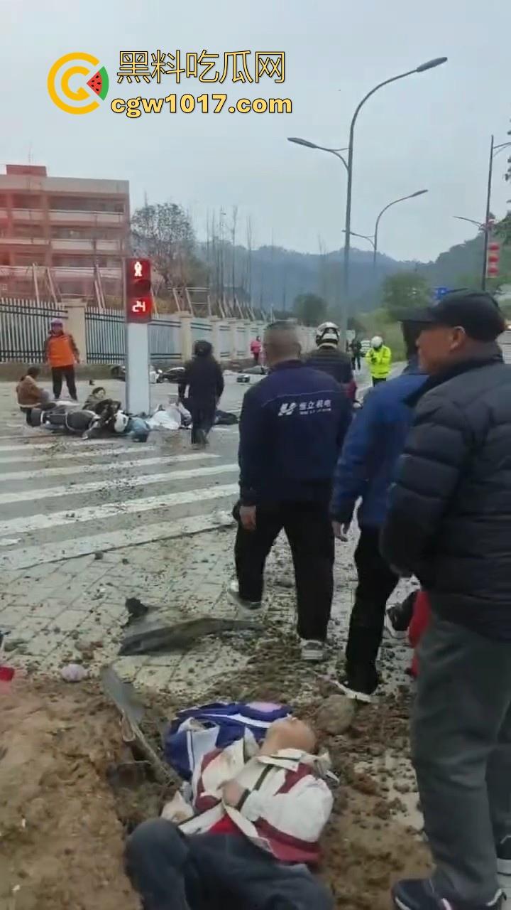 湖北十堰重庆路十几个学生被撞,学生在人行道上直接撞上来,现场伤亡惨重,又来个报复社会的,戾气真重! 第7张 湖北十堰重庆路十几个学生被撞,学生在人行道上直接撞上来,现场伤亡惨重,又来个报复社会的,戾气真重! 第7张