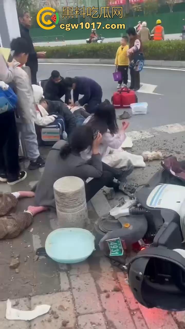 湖北十堰重庆路十几个学生被撞,学生在人行道上直接撞上来,现场伤亡惨重,又来个报复社会的,戾气真重! 第8张 湖北十堰重庆路十几个学生被撞,学生在人行道上直接撞上来,现场伤亡惨重,又来个报复社会的,戾气真重! 第8张