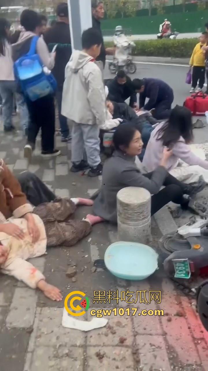 湖北十堰重庆路十几个学生被撞,学生在人行道上直接撞上来,现场伤亡惨重,又来个报复社会的,戾气真重! 第9张 湖北十堰重庆路十几个学生被撞,学生在人行道上直接撞上来,现场伤亡惨重,又来个报复社会的,戾气真重! 第9张