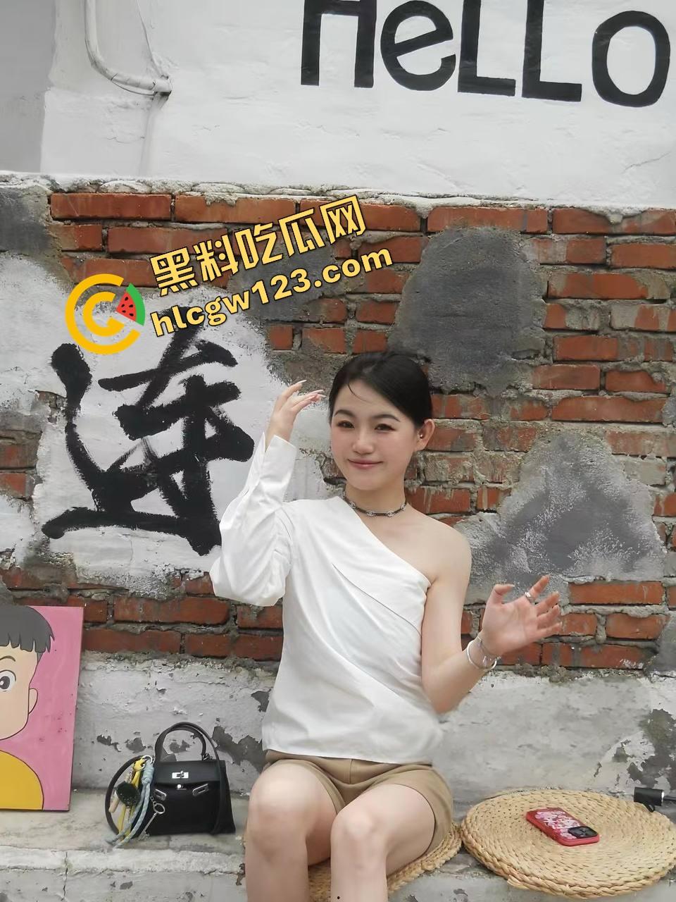 青岛女神【吴雯】表面名媛，私下跪舔金主深喉泪崩，她的喉咙比逼还紧，跪舔的模样比站着还贱！  第1张