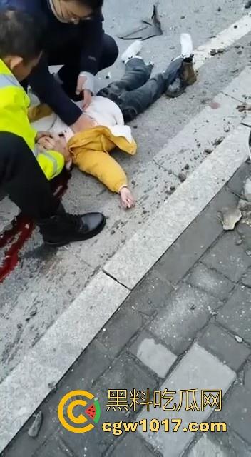 湖北十堰重庆路十几个学生被撞,学生在人行道上直接撞上来,现场伤亡惨重,又来个报复社会的,戾气真重! 第10张 湖北十堰重庆路十几个学生被撞,学生在人行道上直接撞上来,现场伤亡惨重,又来个报复社会的,戾气真重! 第10张