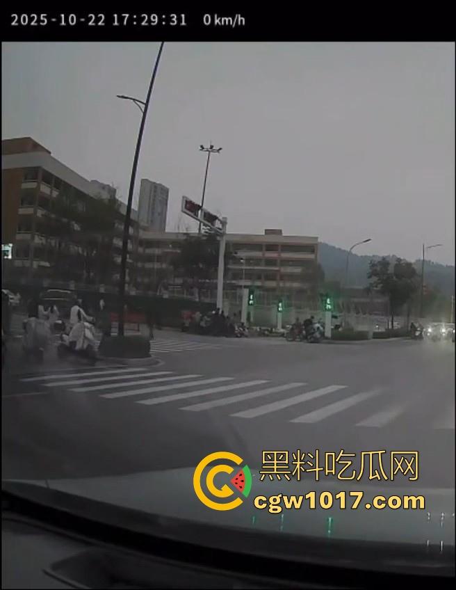 湖北十堰重庆路十几个学生被撞,学生在人行道上直接撞上来,现场伤亡惨重,又来个报复社会的,戾气真重! 第11张 湖北十堰重庆路十几个学生被撞,学生在人行道上直接撞上来,现场伤亡惨重,又来个报复社会的,戾气真重! 第11张