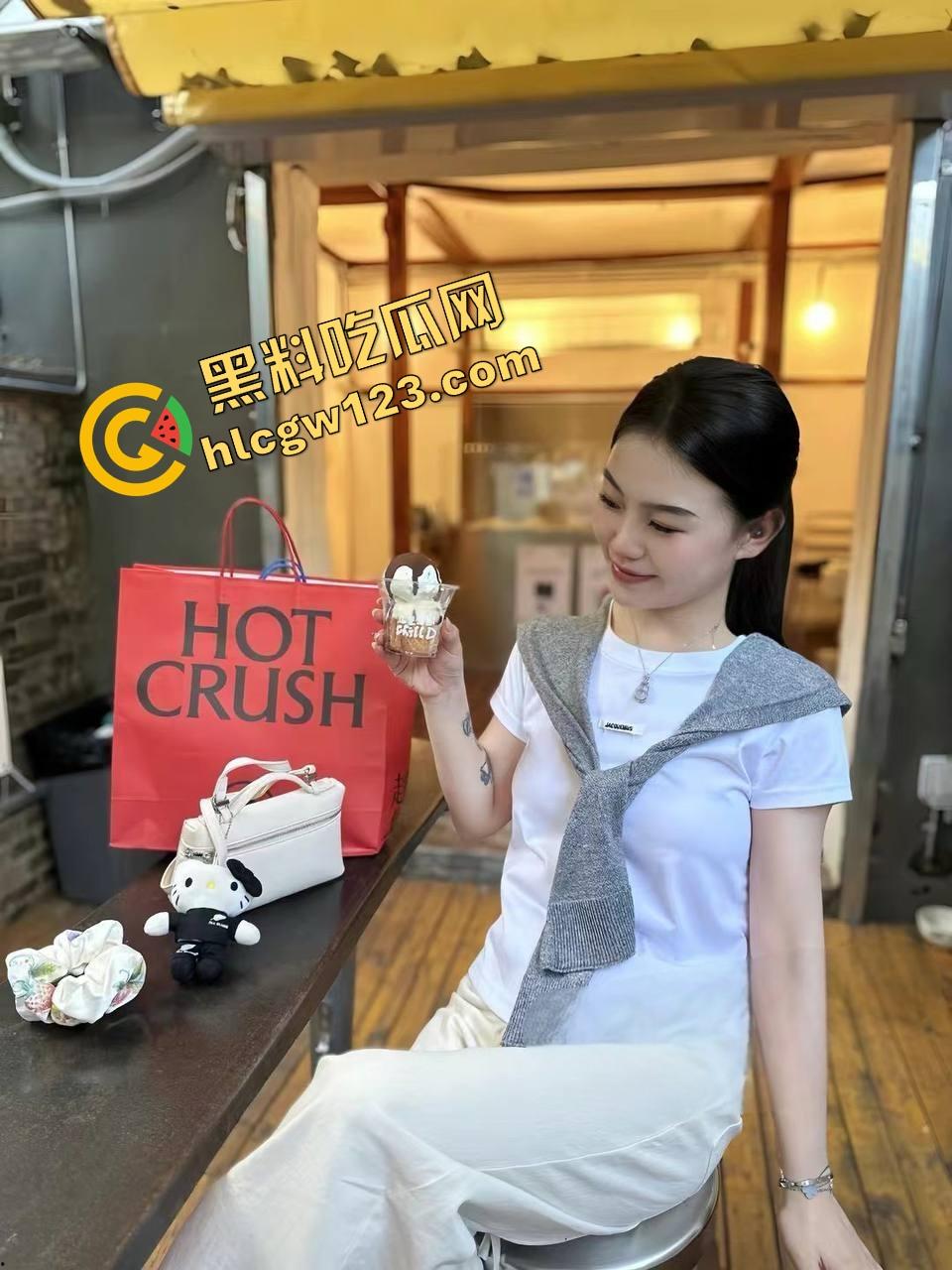 青岛女神【吴雯】表面名媛，私下跪舔金主深喉泪崩，她的喉咙比逼还紧，跪舔的模样比站着还贱！  第3张