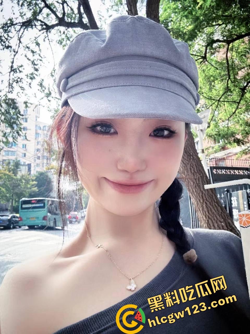 青岛女神【吴雯】表面名媛，私下跪舔金主深喉泪崩，她的喉咙比逼还紧，跪舔的模样比站着还贱！  第8张